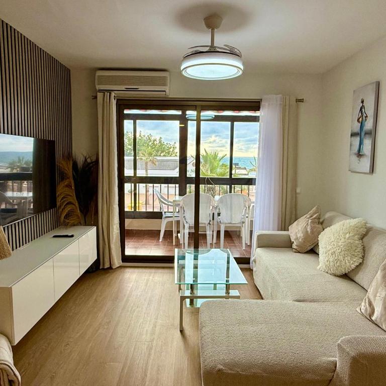 Apartamento en primera línea de playa con terraza en Los Boliches, Atardeceres de Fuengirola - Two-Bedroom Apartment with Sea View - 5