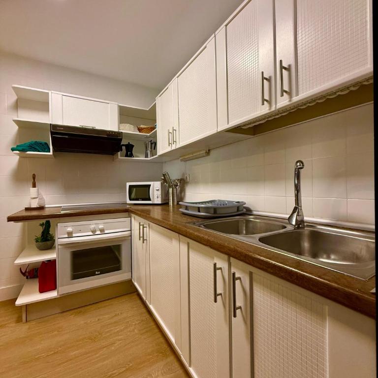 Apartamento en primera línea de playa con terraza en Los Boliches, Atardeceres de Fuengirola - Two-Bedroom Apartment with Sea View - 8