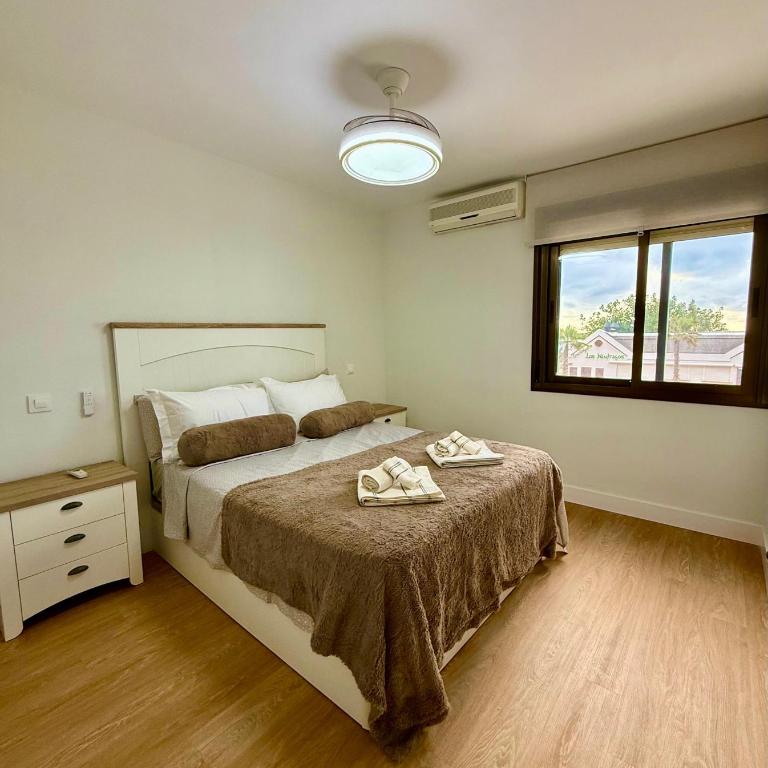 Apartamento en primera línea de playa con terraza en Los Boliches, Atardeceres de Fuengirola - Two-Bedroom Apartment with Sea View - 9