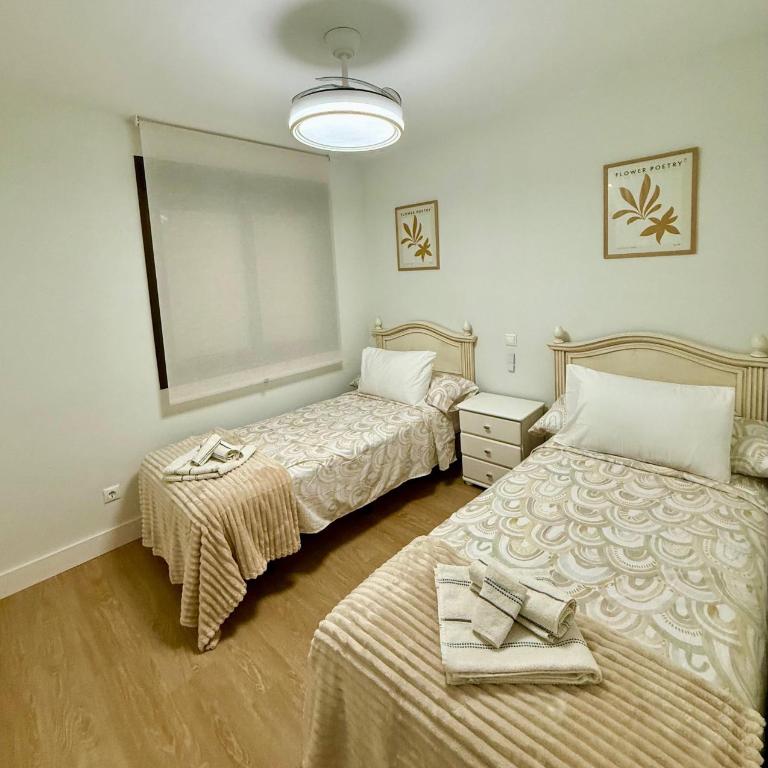 Apartamento en primera línea de playa con terraza en Los Boliches, Atardeceres de Fuengirola - Two-Bedroom Apartment with Sea View - 10