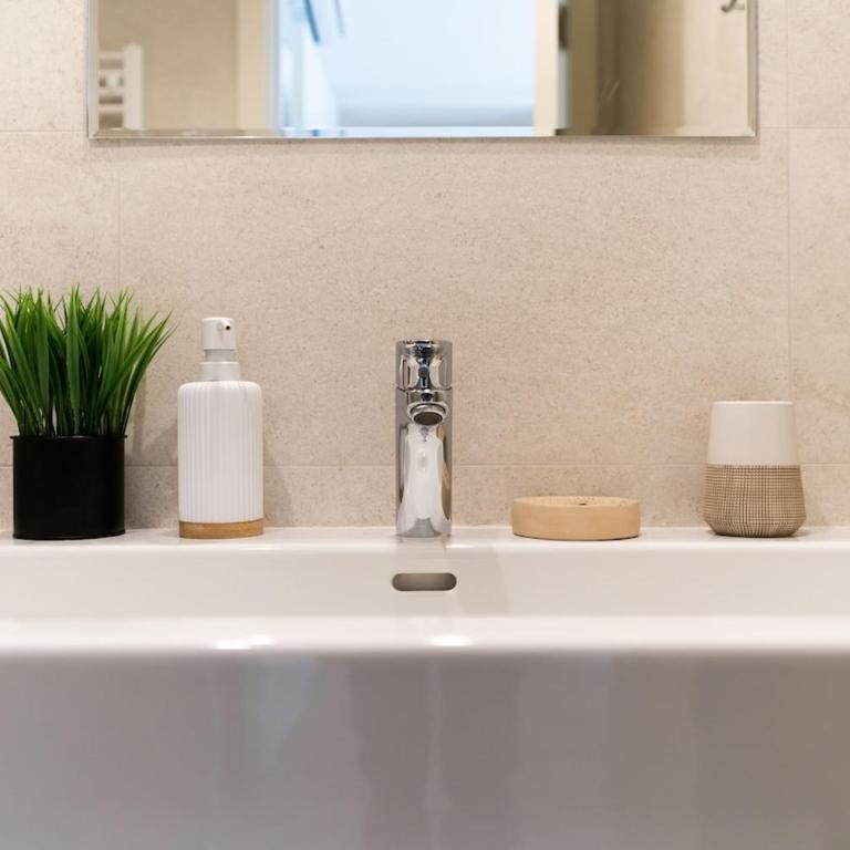 BW Spacious Riverview Apartment - Two-Bedroom Apartment - 21