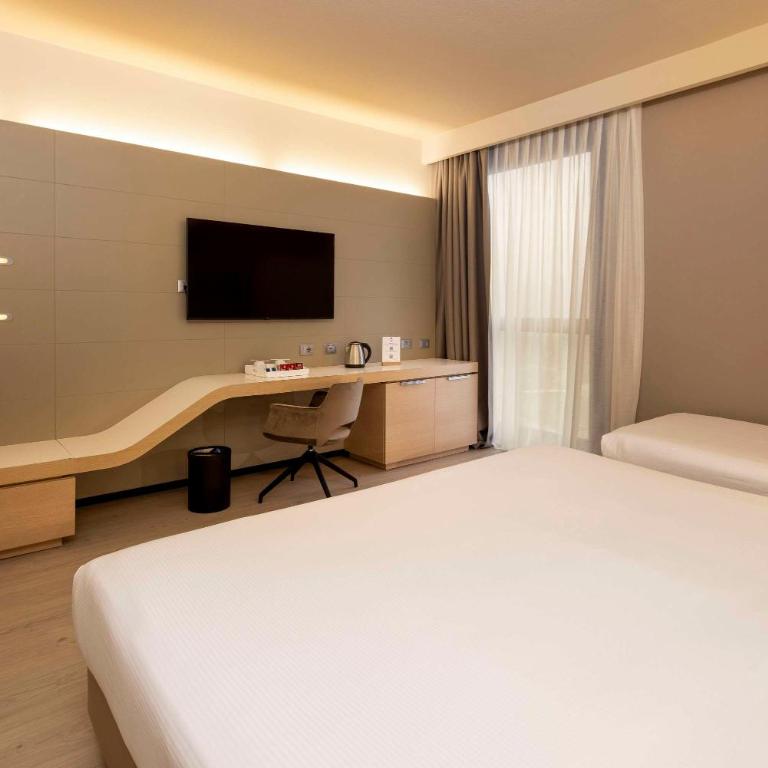Best Western Plus Tower Hotel Bologna - Standard King Room with Single Bed - 4