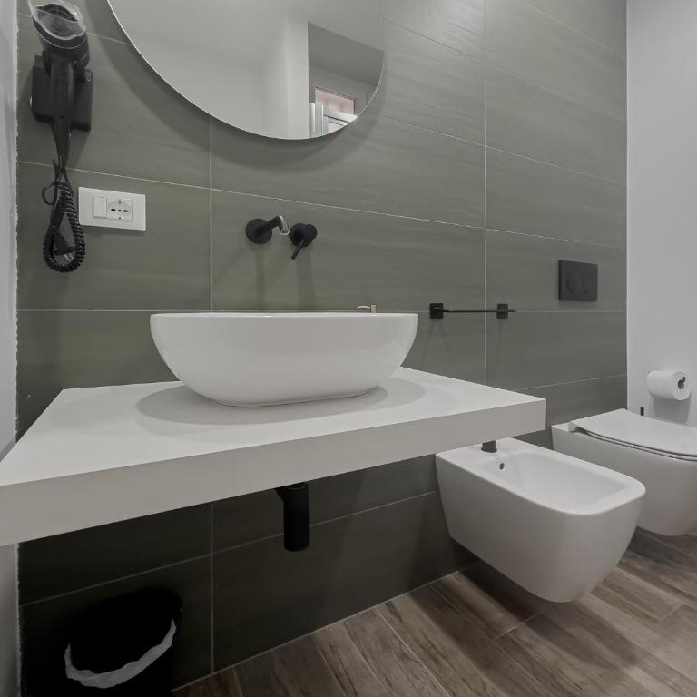 Realkasa Galliera Home & Suites - Camera Tripla con Terrazza - 2