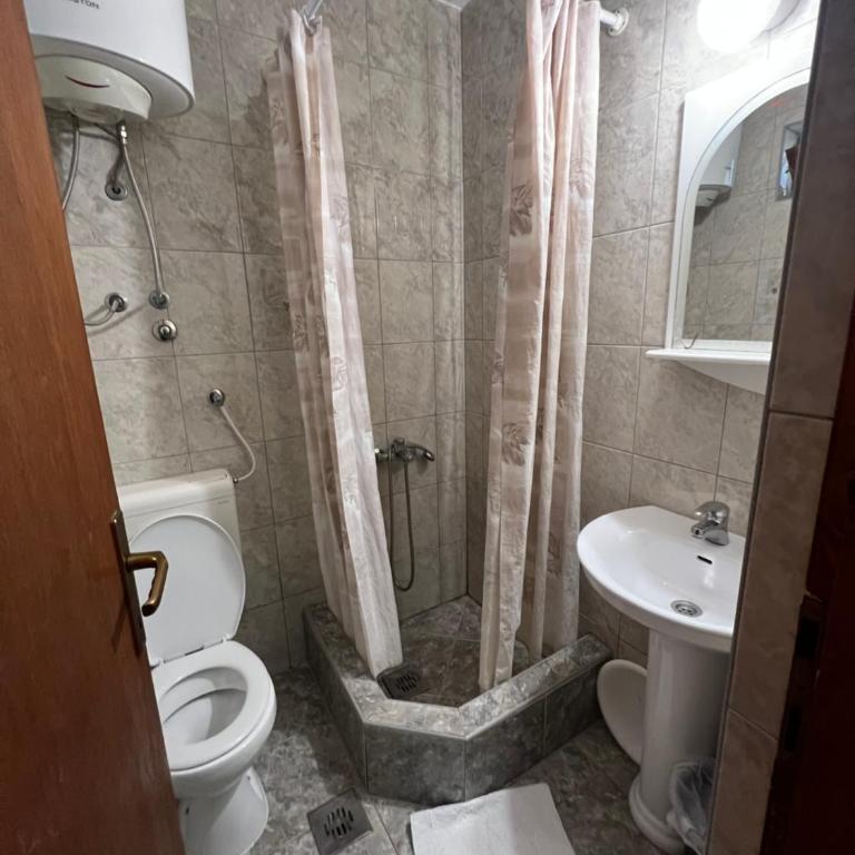 Guest House Plima 2 - Dvokrevetna Soba sa Bračnim Krevetom i Zajedničkim Kupatilom - 13