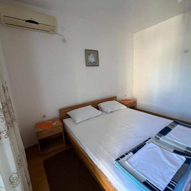 Guest House Plima 2 - Dvokrevetna Soba sa Bračnim Krevetom i Zajedničkim Kupatilom - 5