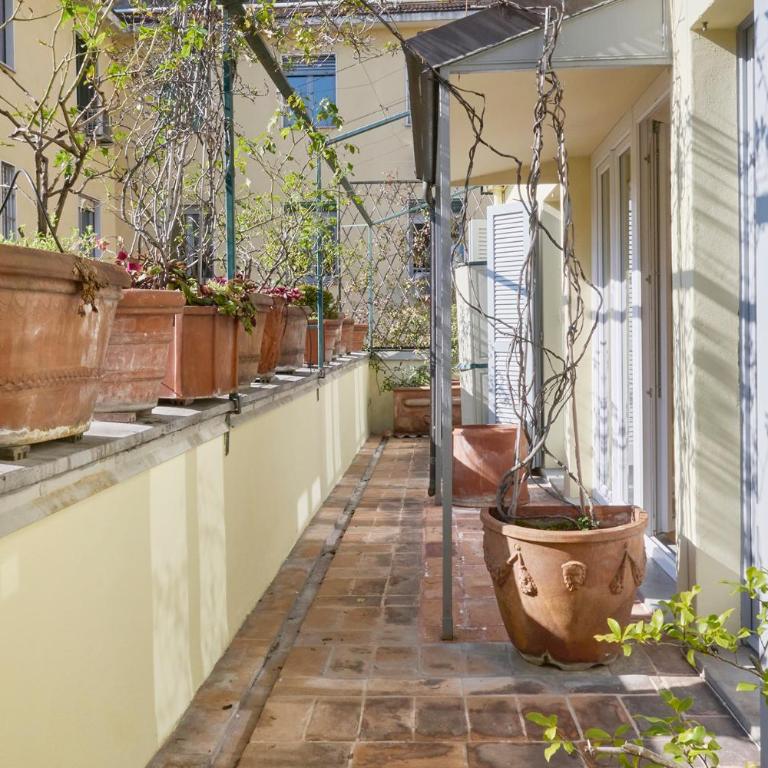 Milan Retreats Duomo Carrobbio - Two-Bedroom Deluxe Apartment with Balcony - Via dei Piatti 4 - 8