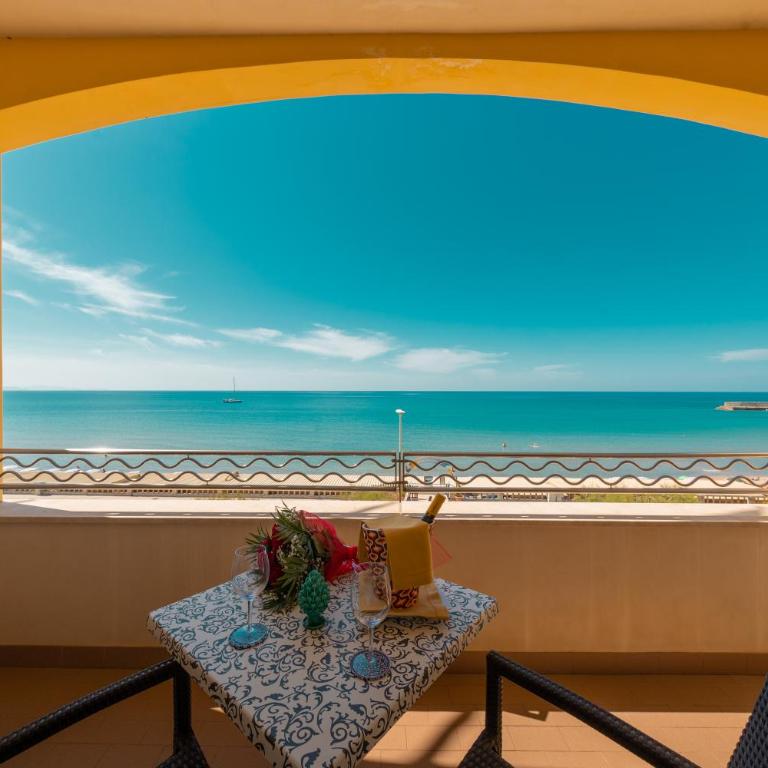 Hotel Riva Del Sole - Camera Tripla Superior con Vista Mare - 7