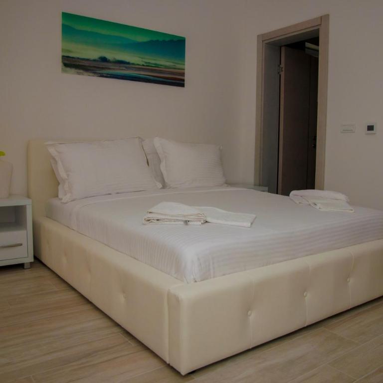 Nautilus Apartments - Two-Bedroom Apartment with Balcony and Sea View - 1