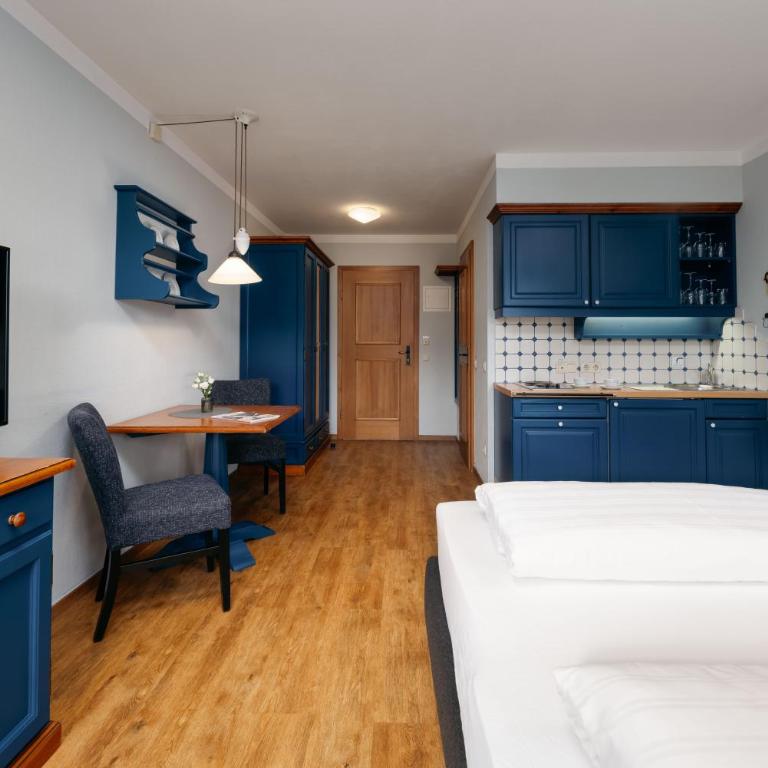 MONDI Appartements am Grundlsee - Doppelzimmer mit Seeblick - 7