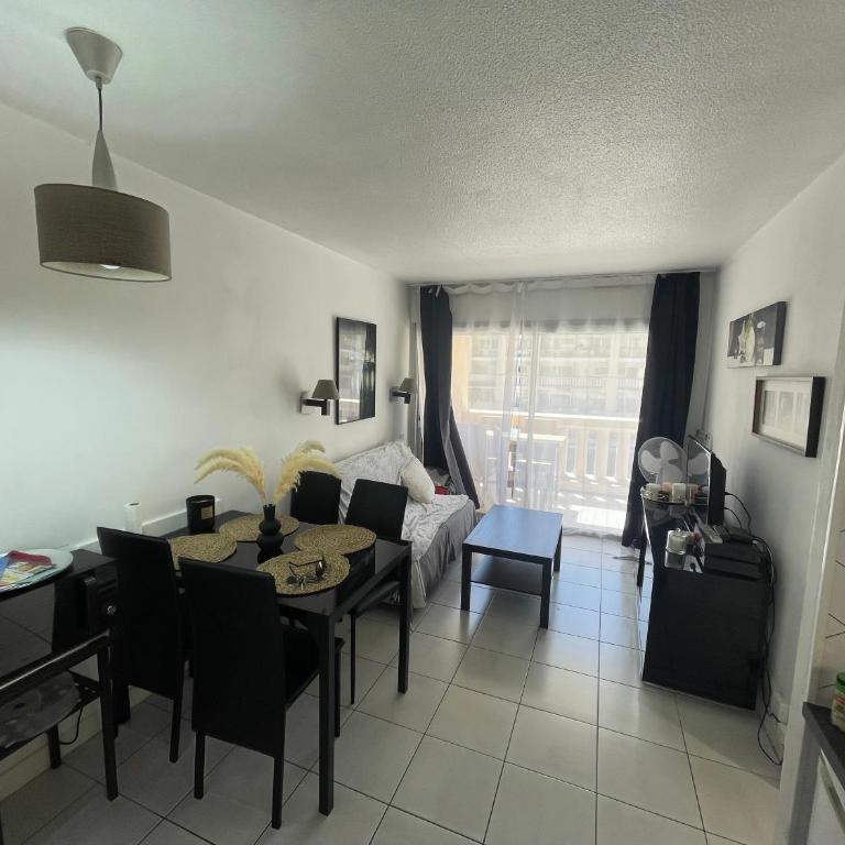 Appartement T2 bord de mer piscine 2025 - Appartement - Vue sur Piscine - 1