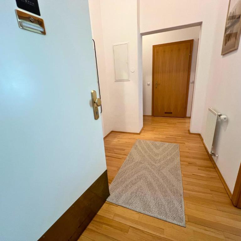 Leoben City Apartments - Premium Apartments 24 7 - Camera Doppia con Letti Singoli con Vista Giardino - 9