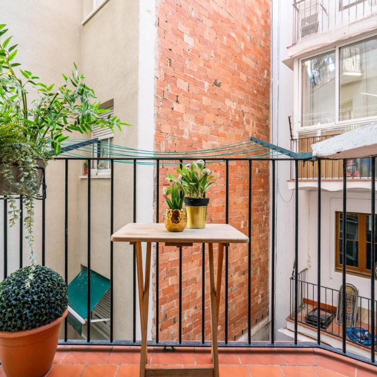 Whisper-Quiet 2BR Near Sagrada - Two-Bedroom Apartment - 14