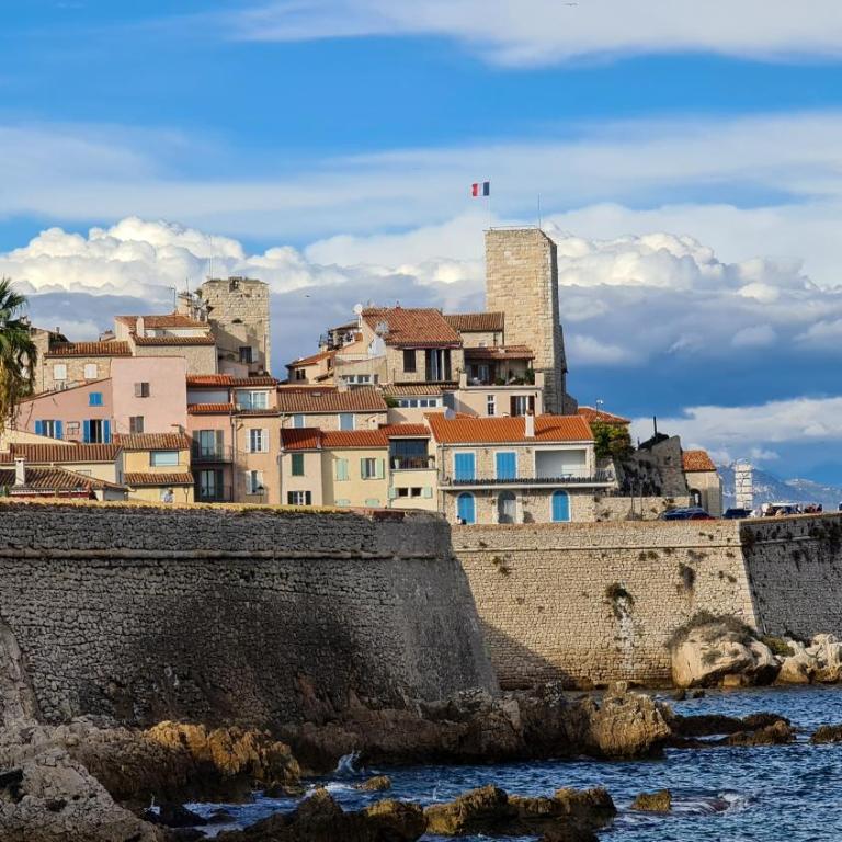 Casalionelantibes Large apartment with AC, king-size bed, garden and parking - Appartement - Rez-de-Chaussée - 25