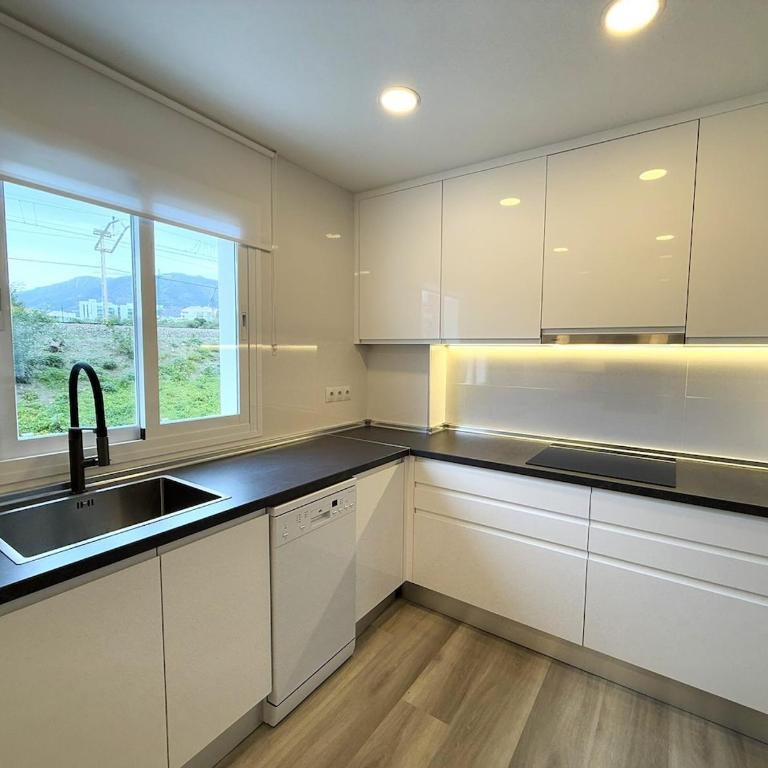 Stylish & sunny beach apartment with pool - Apartamento Deluxe de 3 dormitorios - 2