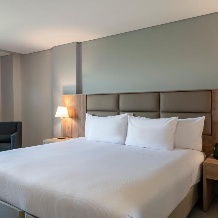 Hilton Garden Inn Cali Ciudad Jardin - Habitación con cama extragrande. - 4