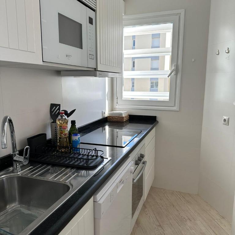 Benalmadena Beachside Apartment with parking - Two-Bedroom Apartment - 4