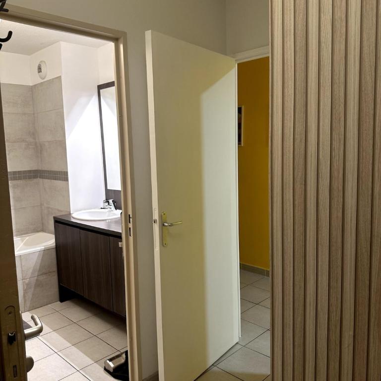 Appart Lumineux 2ch proche Près d'Arènes avec wifi tv et patio - Apartment mit 2 Schlafzimmern - 15