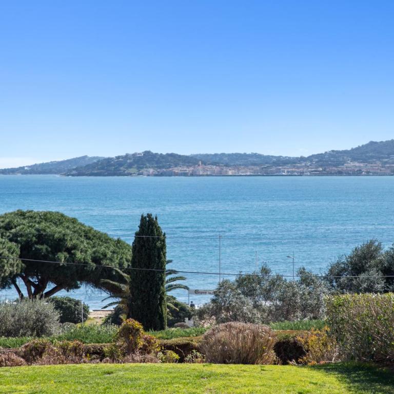 Luxury Seafront Villa with Heated Infinity Pool - Villa - 53