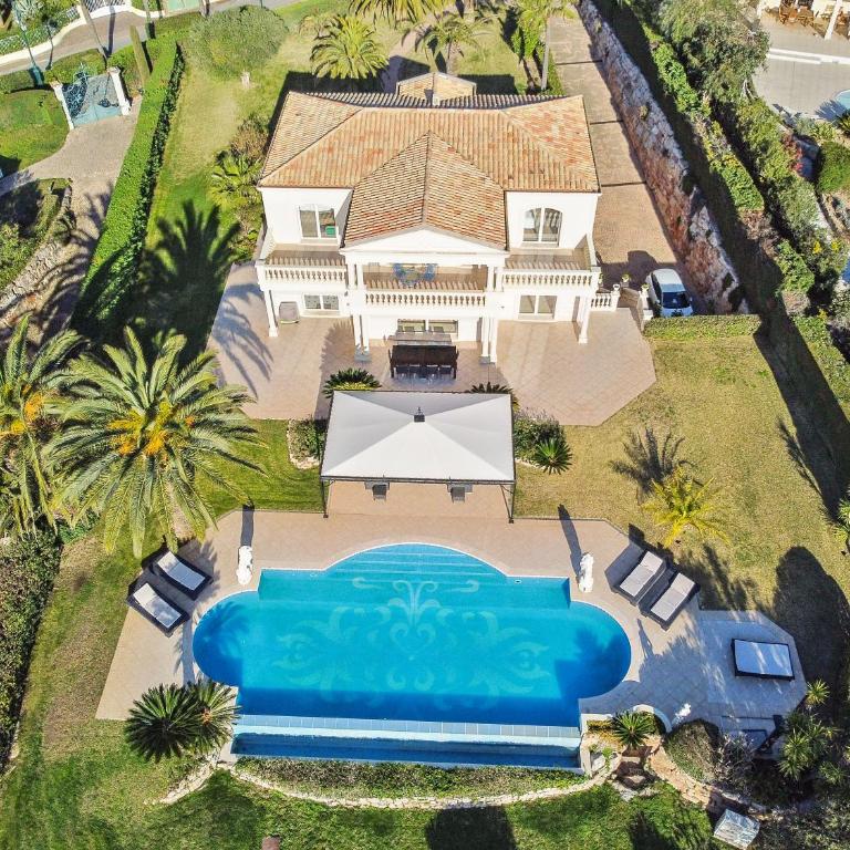 Luxury Seafront Villa with Heated Infinity Pool - Villa - 40