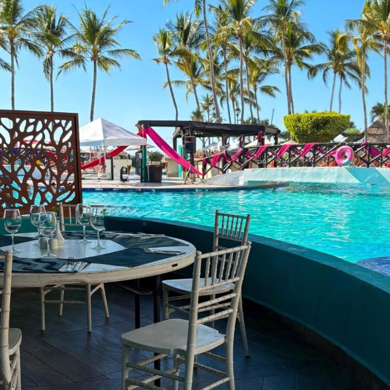 Ocean view & hotel amenities! - Double or Twin Room - 10