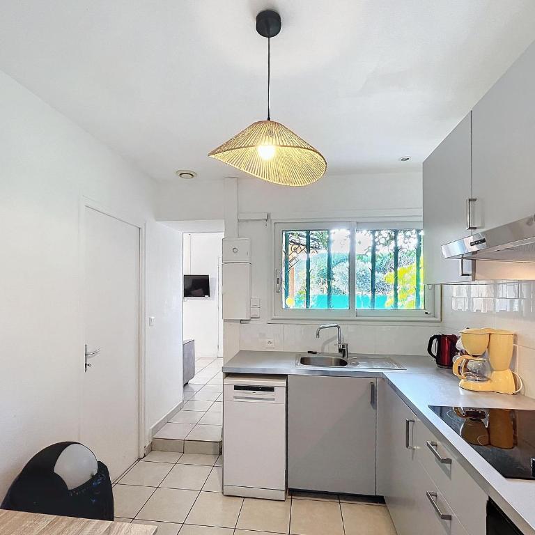 Appartement F1 avec Terrasse et Clim, à 650m des Thermes - Lamalou-les-Bains - FR-1-451-191 - Appartement 1 Chambre - 12