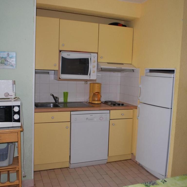 Le Lavandou, T2 Cabine 4 pers à 10m plage avec parking - FR-1-803-90 - Apartment - 3