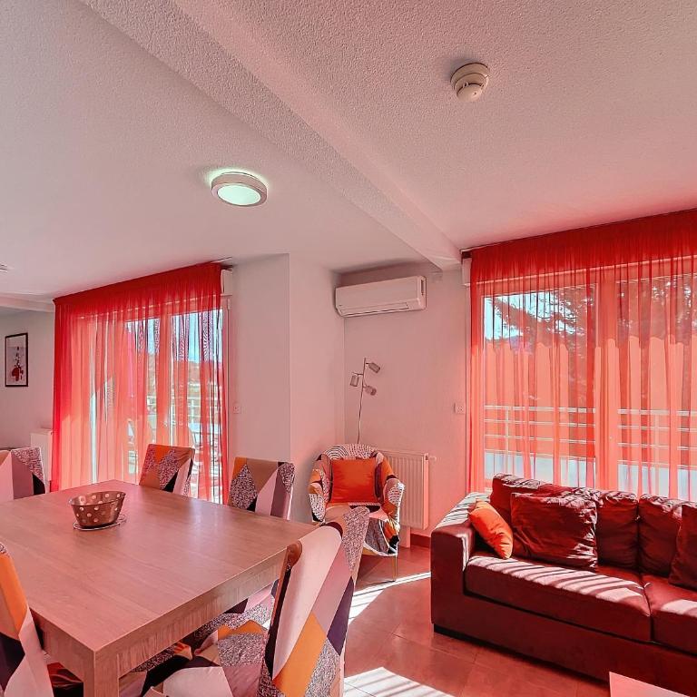 Bel F3 climatisé avec parkings, terrasse et vue sur montagnes à 50m du centre et des thermes - FR-1-451-213 - Apartamento de 2 dormitorios - 1