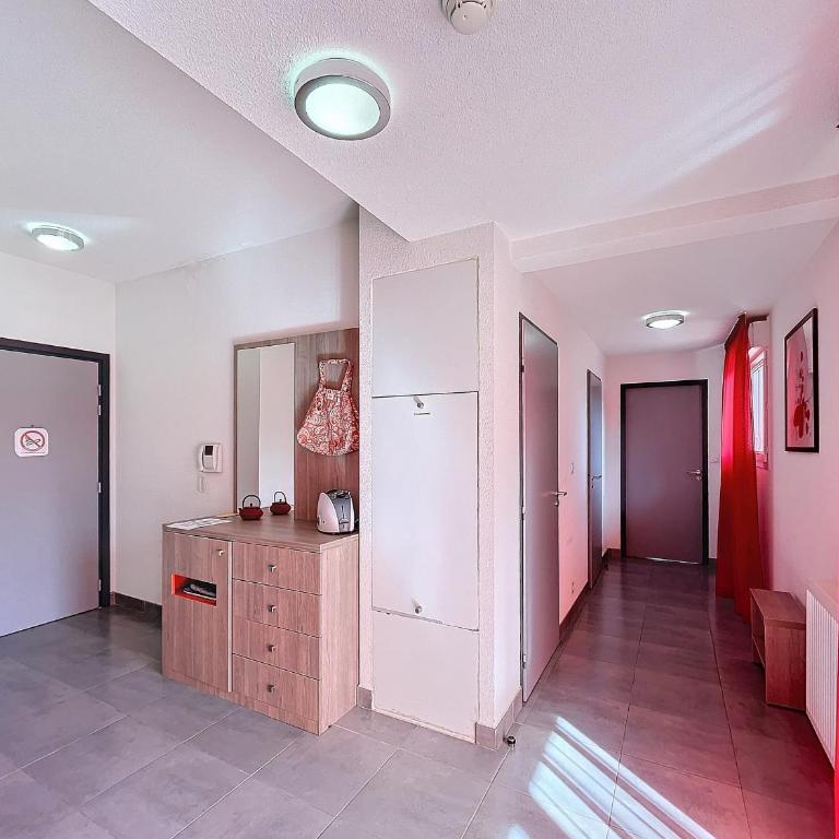 Bel F3 climatisé avec parkings, terrasse et vue sur montagnes à 50m du centre et des thermes - FR-1-451-213 - Apartamento de 2 dormitorios - 8