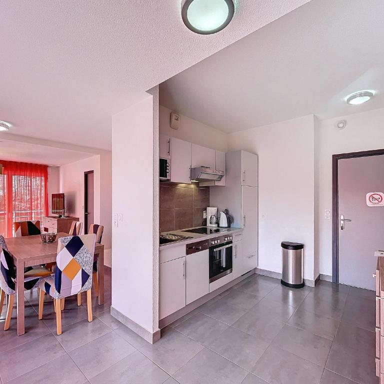 Bel F3 climatisé avec parkings, terrasse et vue sur montagnes à 50m du centre et des thermes - FR-1-451-213 - Apartamento de 2 dormitorios - 11