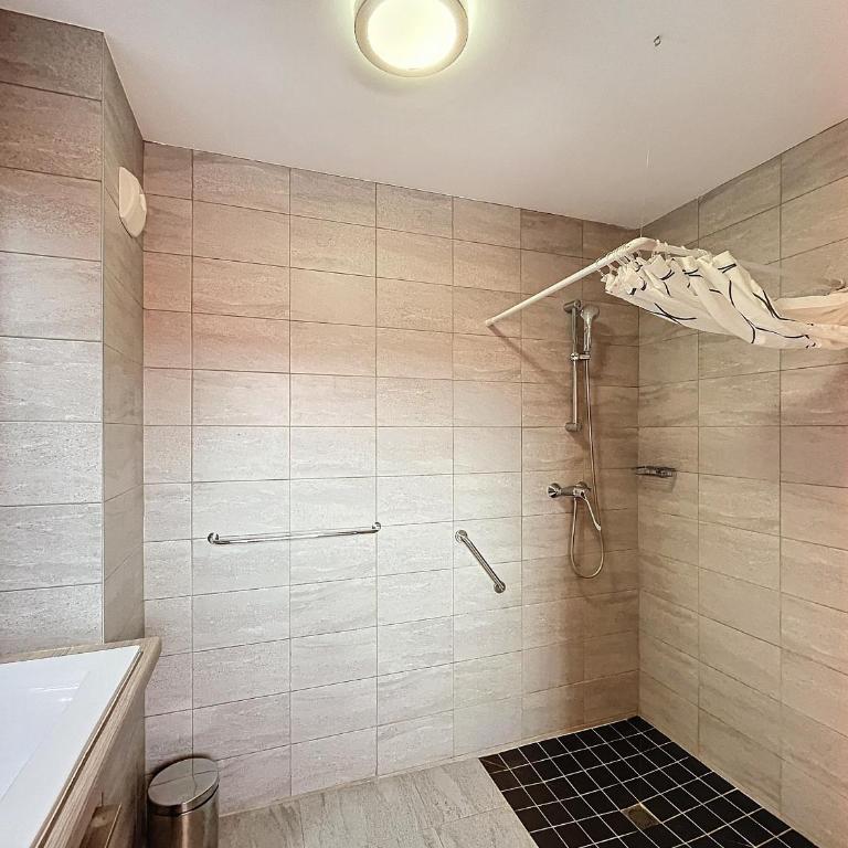 Bel F3 climatisé avec parkings, terrasse et vue sur montagnes à 50m du centre et des thermes - FR-1-451-213 - Apartamento de 2 dormitorios - 26