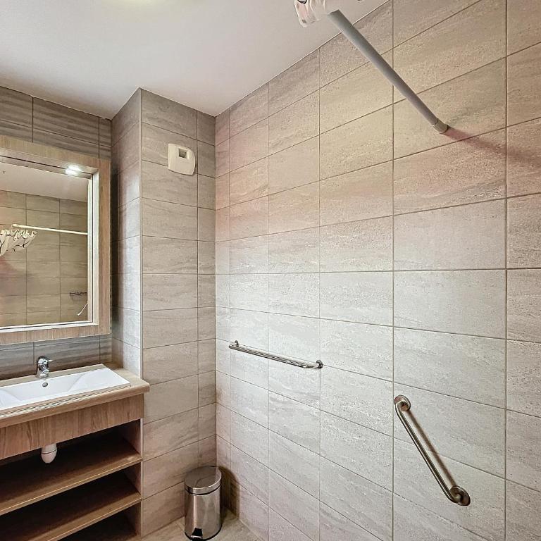 Bel F3 climatisé avec parkings, terrasse et vue sur montagnes à 50m du centre et des thermes - FR-1-451-213 - Apartamento de 2 dormitorios - 27