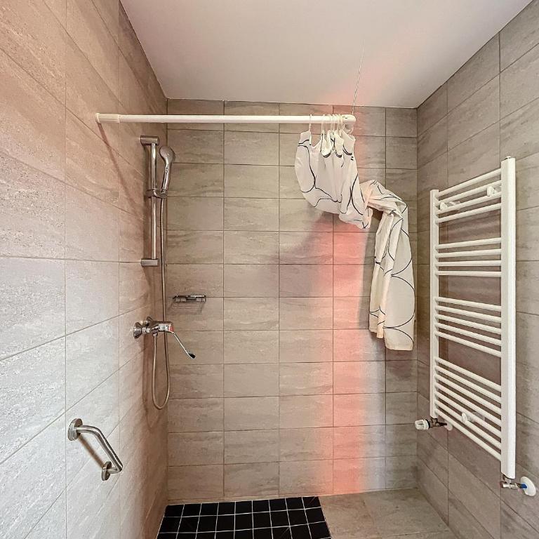 Bel F3 climatisé avec parkings, terrasse et vue sur montagnes à 50m du centre et des thermes - FR-1-451-213 - Apartamento de 2 dormitorios - 28