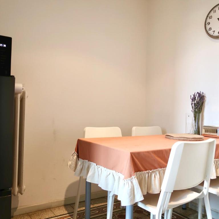 Bright and Spacious Esthers Room H - Double Room with Shared Bathroom - 14