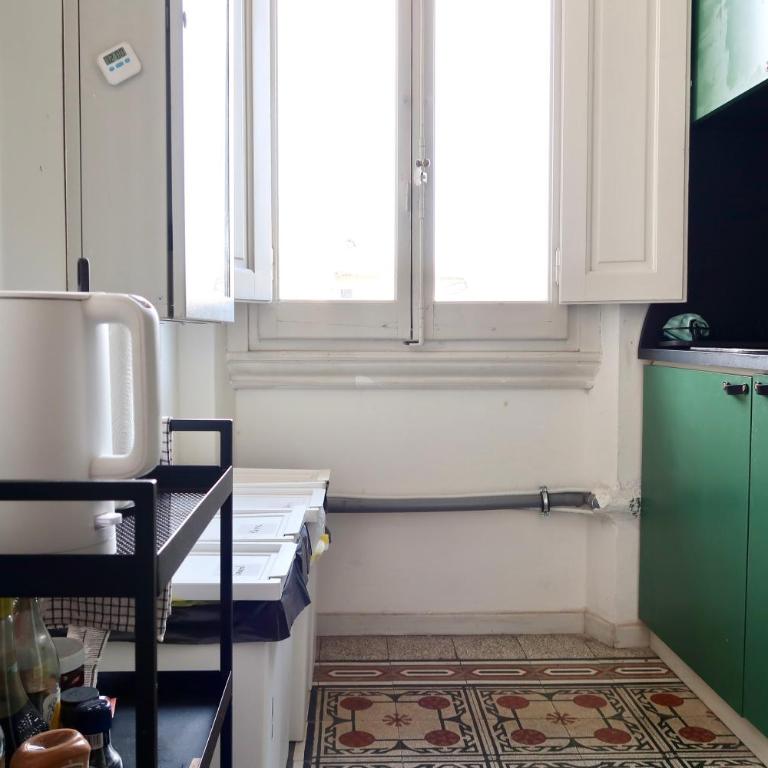Bright and Spacious Esthers Room H - Double Room with Shared Bathroom - 12