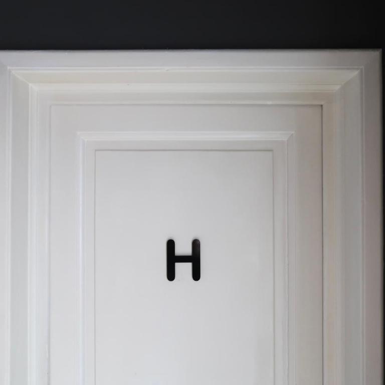 Bright and Spacious Esthers Room H - Double Room with Shared Bathroom - 6
