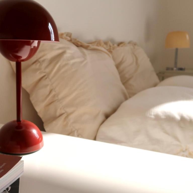 Bright and Spacious Esthers Room H - Double Room with Shared Bathroom - 3