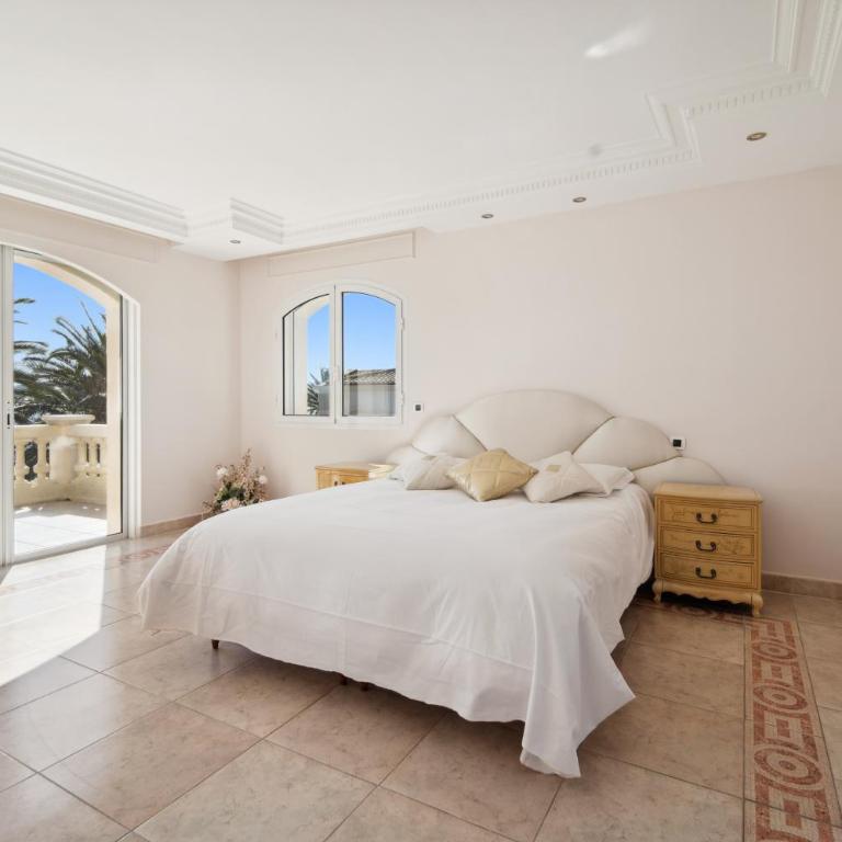 Luxury Seafront Villa with Heated Infinity Pool - Villa - 17