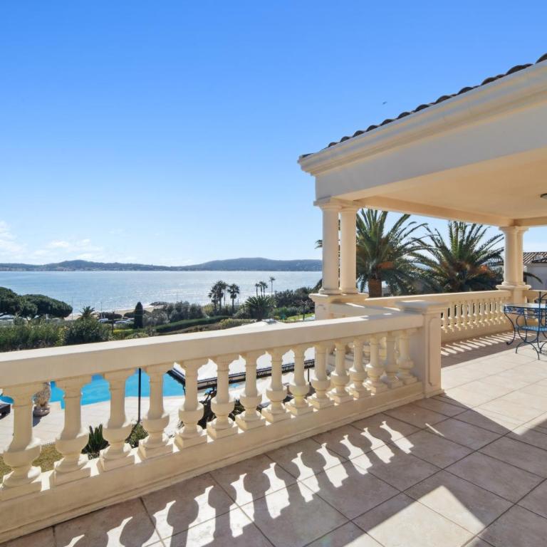 Luxury Seafront Villa with Heated Infinity Pool - Villa - 31