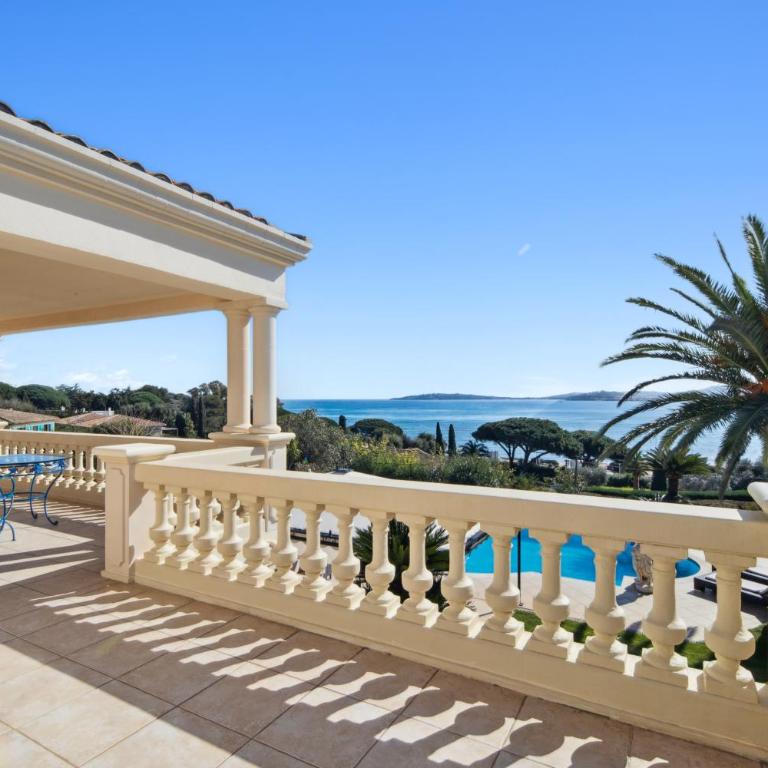 Luxury Seafront Villa with Heated Infinity Pool - Villa - 29