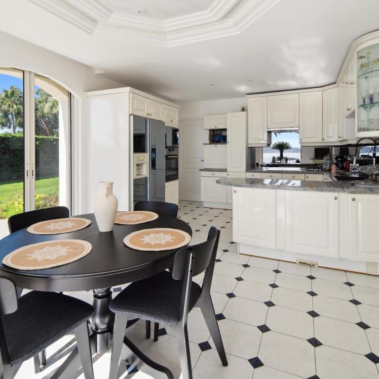 Luxury Seafront Villa with Heated Infinity Pool - Villa - 34