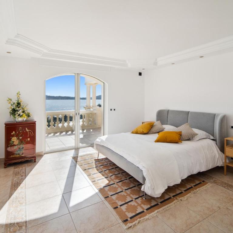 Luxury Seafront Villa with Heated Infinity Pool - Villa - 18