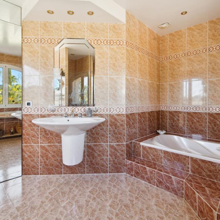 Luxury Seafront Villa with Heated Infinity Pool - Villa - 24