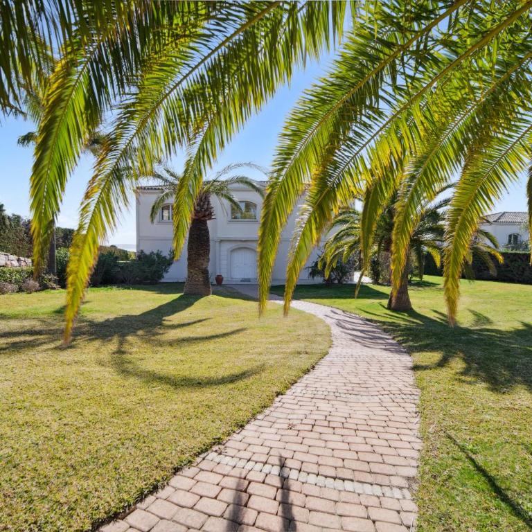 Luxury Seafront Villa with Heated Infinity Pool - Villa - 43