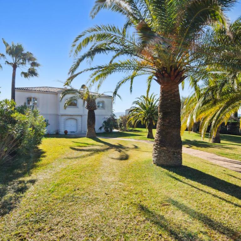 Luxury Seafront Villa with Heated Infinity Pool - Villa - 56