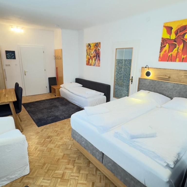 Guesthouse Mozart - Apartment House - Dreibettzimmer mit Badewanne - 8