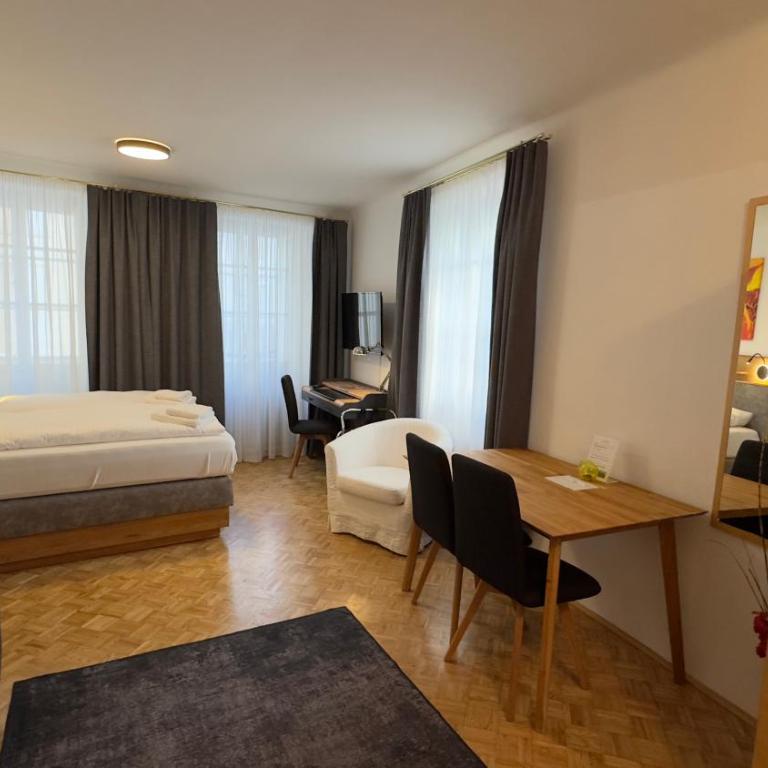 Guesthouse Mozart - Apartment House - Dreibettzimmer mit Badewanne - 7