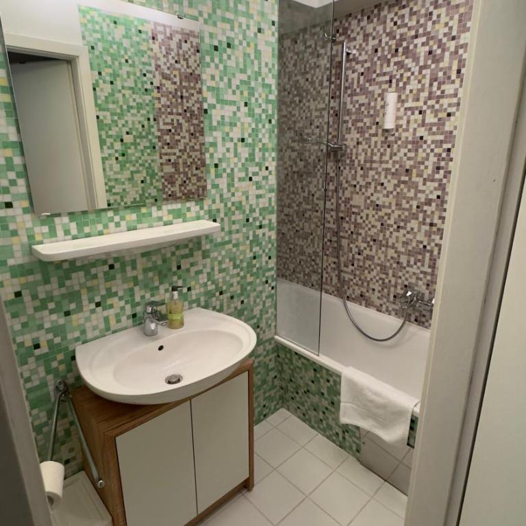 Guesthouse Mozart - Apartment House - Dreibettzimmer mit Badewanne - 6