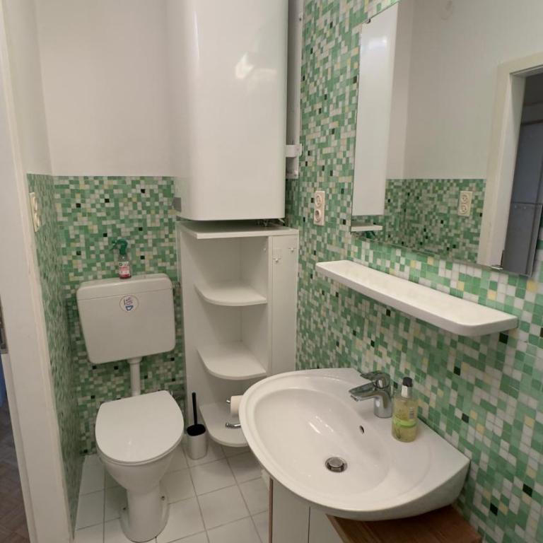 Guesthouse Mozart - Apartment House - Dreibettzimmer mit Badewanne - 4