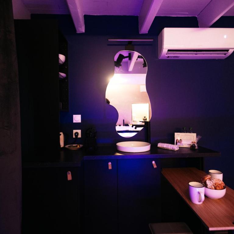 FRENCH KlSS - Love Room by PRIM0 C0NCIERGERIE - Appartamento con 1 Camera da Letto - 24
