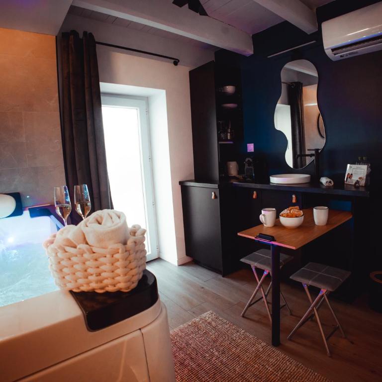 FRENCH KlSS - Love Room by PRIM0 C0NCIERGERIE - Appartamento con 1 Camera da Letto - 23
